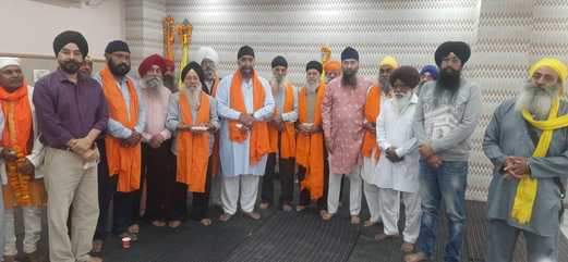 अंबाला छावनी में निकलने वाले नगर कीर्तन को लेकर मंत्रणा करते गुरुद्वारा प्रबंधक व सदस्य। संवाद