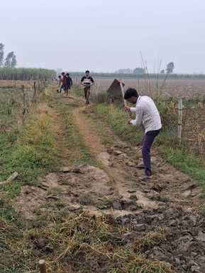 When the dilapidated road was not repaired, the villagers took charge themselves.