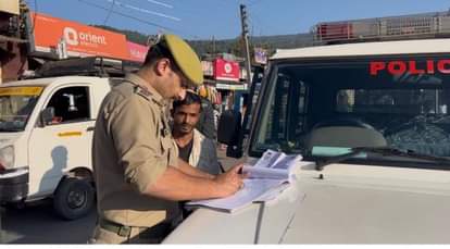 चालान काटती पुलिस।