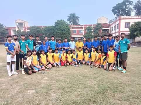 एसडी सदर में हॉकी मैच के बाद विजेता टीम