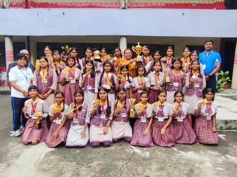 DAV girl students hoisted the flag in athletics