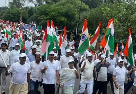 फोटो- 16 महाराणा प्रताप से आक्सीजन पार्क तक रन फार यूनिटी में चल रहे अधिकारी व जन प्रतिनिधि।