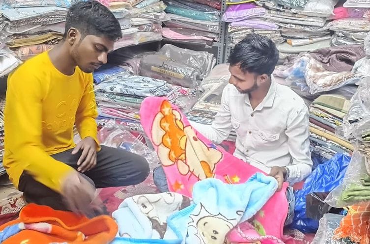 Rain and cold winds changed the weather, increasing the purchase of warm clothes in the markets.