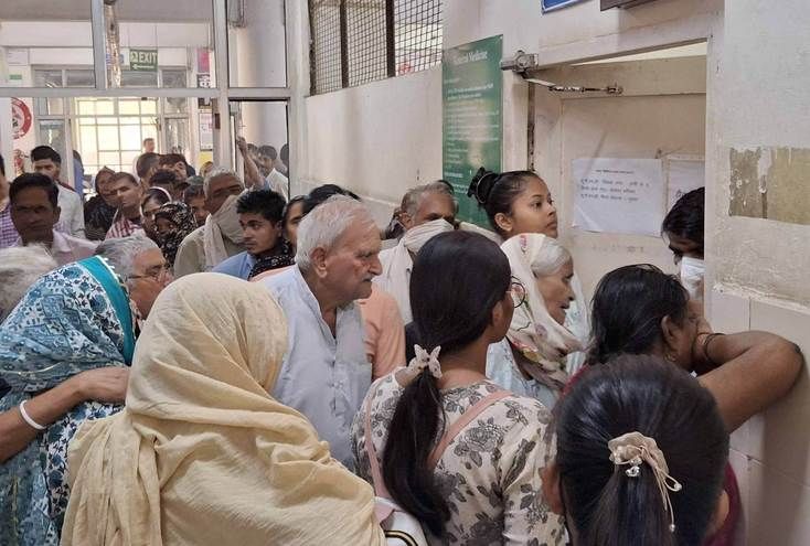 -फोटो 58 : नागरिक अस्पताल में जांच कराने पहुंचे लोग। संवाद