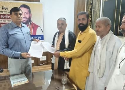 -फोटो 61 : एसडीएम को ज्ञापन सौंपते सब्जीमंडी के प्रधान व अन्य। स्रोत स्वयं
