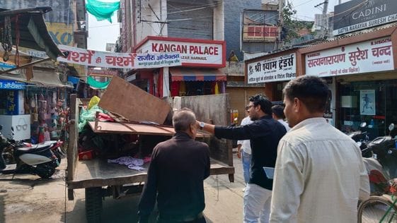 The Municipal Council team removed encroachment in the city.