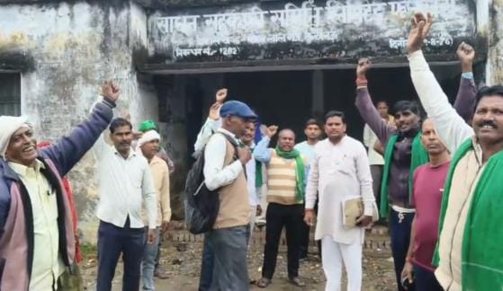 Farmers create ruckus over not getting fertilizer