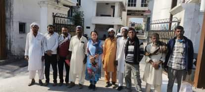 गुडार के लोगों के साथ सड़क की समस्या को लेकर डीसी आफिस पहुंचीं प्रीति खजूरिया। 