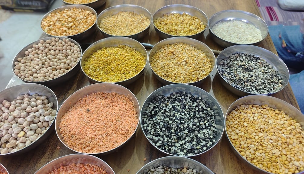 The price of tur dal has risen due to rain, peas have also become expensive due to increase in tax.