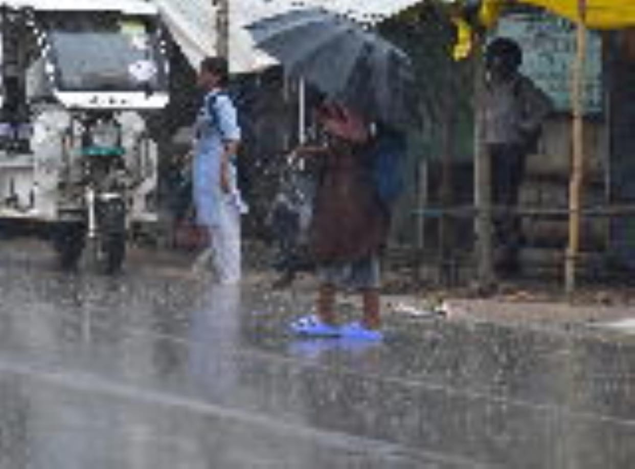 Gorakhpur News: Due to the impact of Montha, the temperature in Gorakhpur dropped by five degrees, people took out their sweaters.