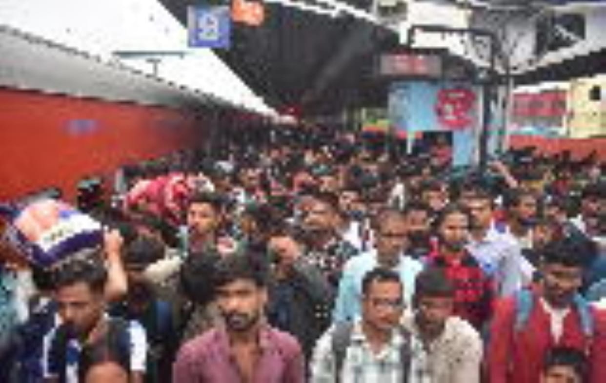 Gorakhpur News: Crowds gathered at Gorakhdham, jostling to board the train