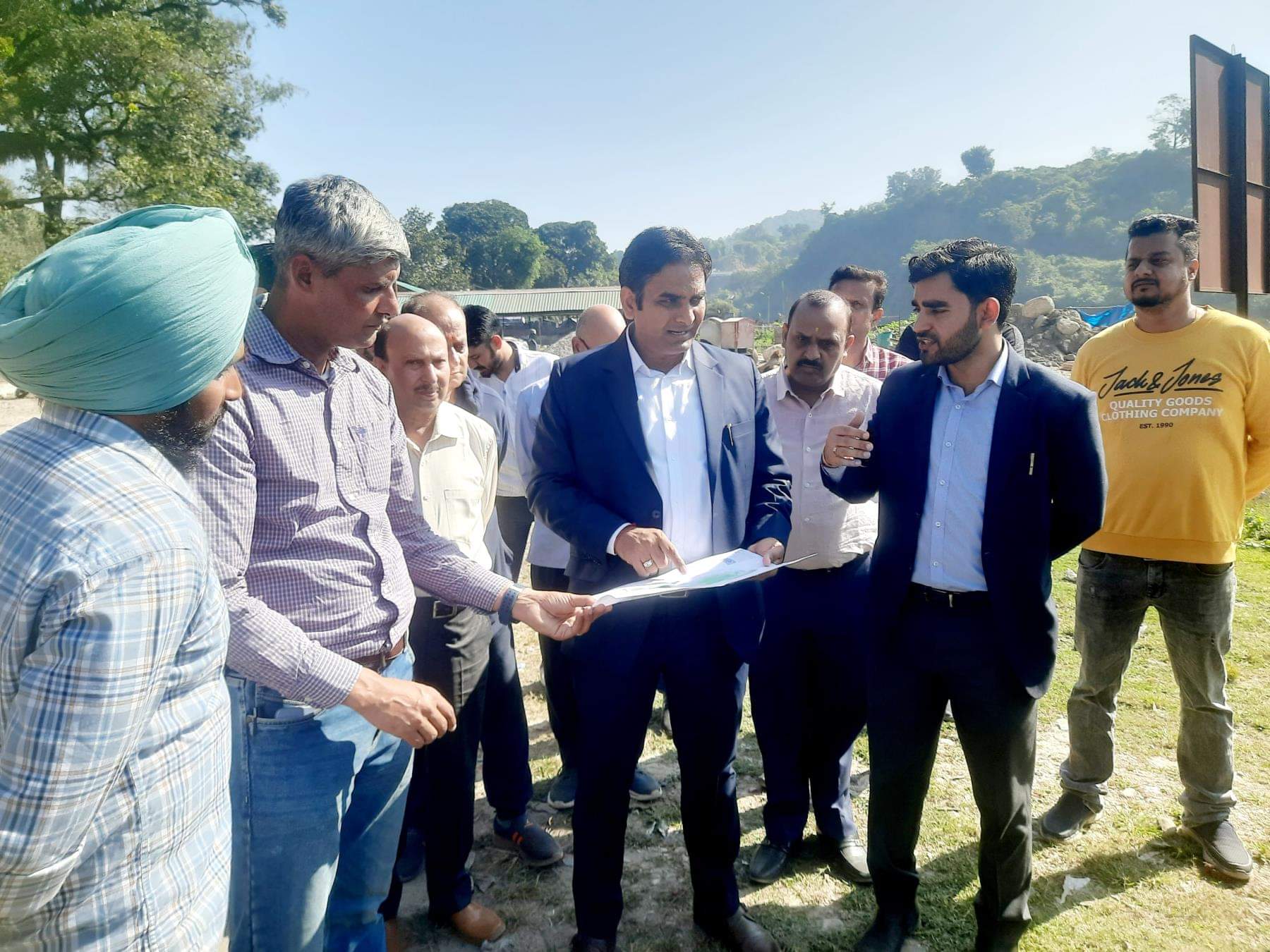 गड़ा में निर्माणाधीन बज्रेश्वरी घाट का निरीक्षण करते डीसी कांगड़ा।