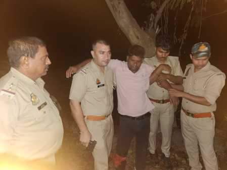 गड़वार पुलिस और पशु तस्करी के आरोपी में हुई मुठभेड में घायल आरोपी को उपचार के लिए ले जाते पुलिस