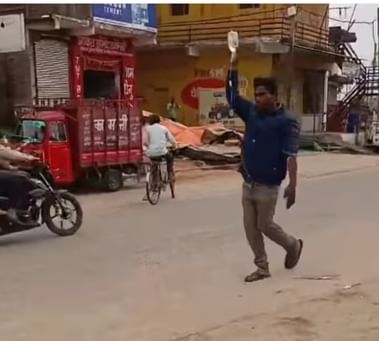 हाथ में ड्रिप लेकर घूमता मरीज