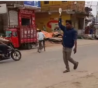 shivpuri-A patient was seen walking on the street with a drip; the video went viral on social media.
