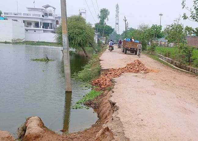 जलालाबाद में ईदगाह के पास तालाब किनारे लंबे समय से कटी रोड। संवाद