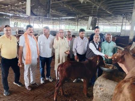 Cow worship was performed with proper chanting of mantras on the occasion of Gopashtami.