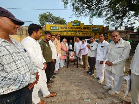 BJP workers fed sweets to farmers on sugarcane price hike