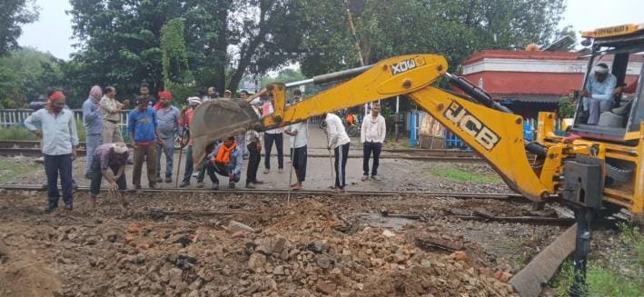 Seven-hour mega block at Hasanpur railway crossing