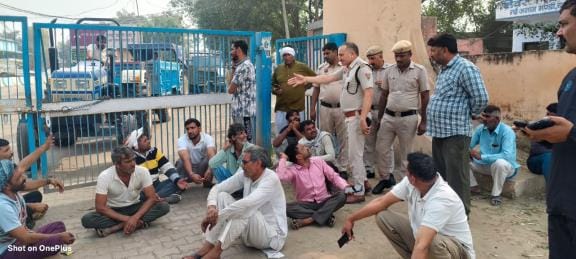 Watchman injured after tractor accident in the market; farmers sit on protest when employees stopped the purchase