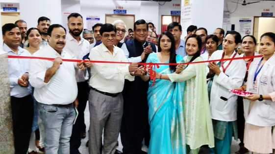 मॉडल टीकाकरण केंद्र का उद्घाटन करते हुए (संस्थान)