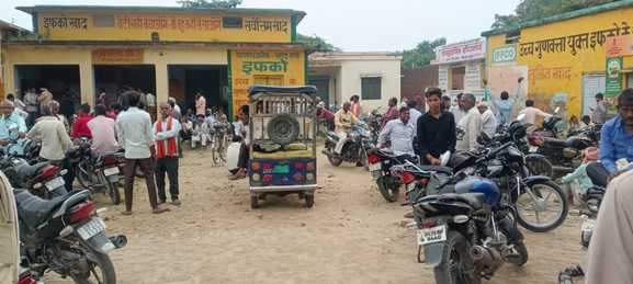 मीरानपुर कटरा के सहकारी समिति में खाद के लिए लगी लाइन। संवाद