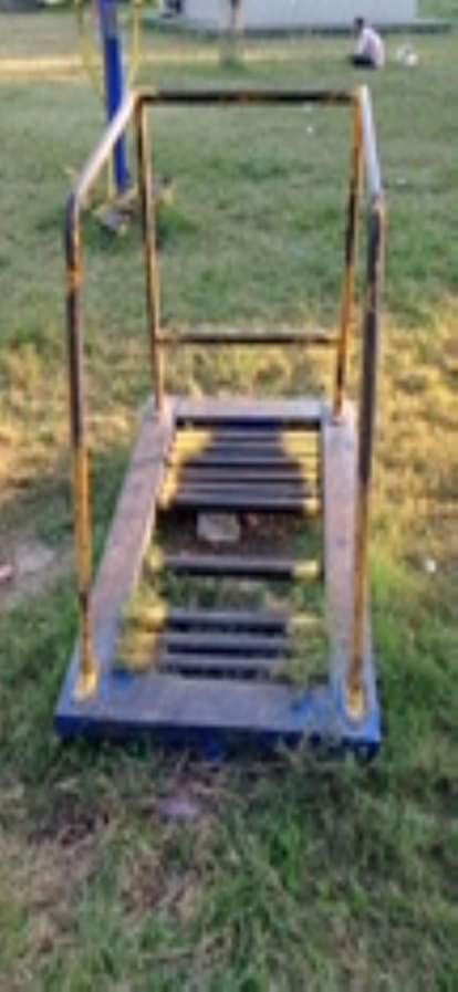 ओपन जिम में लगी मशीन क्षतिग्रस्त।