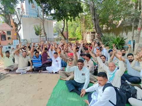 ओव टाइम व अन्य मांगों को लेकर अंबाला सिटी रोडवेज कार्यशाला में धरने पर बैठे रोडवेज कर्मचारी। स्