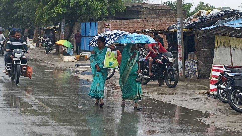 Montha, which rose from the Bay of Bengal, increased the cold, drizzle continued throughout the day.