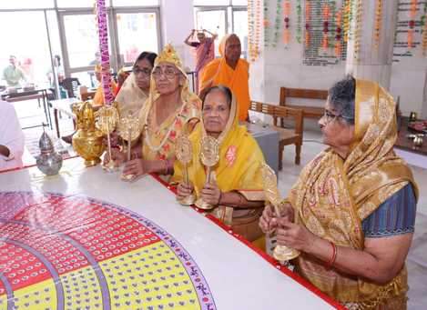 प्राचीन दिगंबर जैन बड़े मंदिर पूजा अर्चना करते श्रद्धालु स्रोत मंदिर