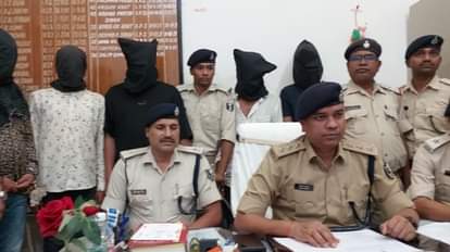 प्रेस वार्ता करते डीएसपी दिलीप कुमार