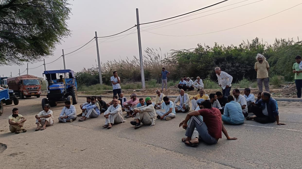 Angry farmers blockaded Dadri-Kanina road as the purchase portal shuts down, queues of tractors and trolleys formed outside the market.