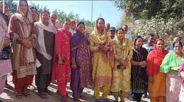Villagers protested against the transfer of the post office Bari branch to Siswa.