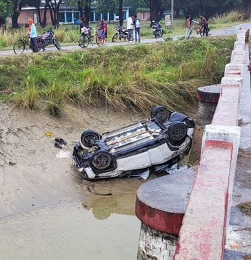 Siddharthnagar News : Giri uncontrolled car in ditch, condition of child among passengers critical