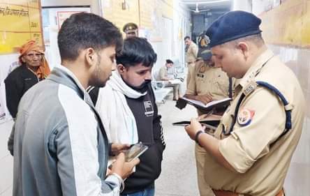 पुवायां के गांव गंगसरा की रेनू की मौत के मामले में जानकारी लेते सीओ। संवाद