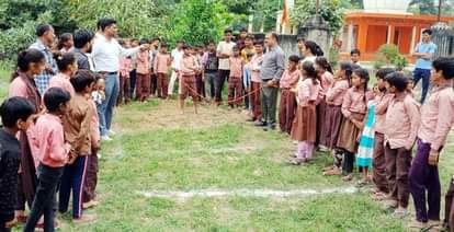 पुवायां के गांव टकेली में खेल प्रतियोगिता में भाग लेते बच्चे। स्रोत शिक्षक