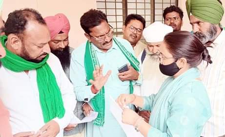 पुवायां में एसडीएम को ज्ञापन देते भाकियू कार्यकर्ता। संवाद