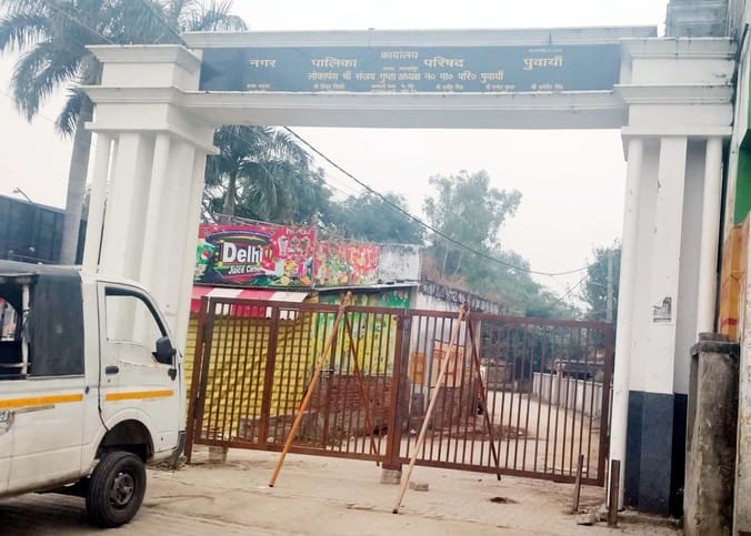 The municipality installed a gate on a public road in Puwaiyan, but removed it after public protest.