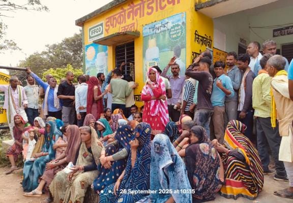 Farmers flocked to fertilizer centers even in the rain