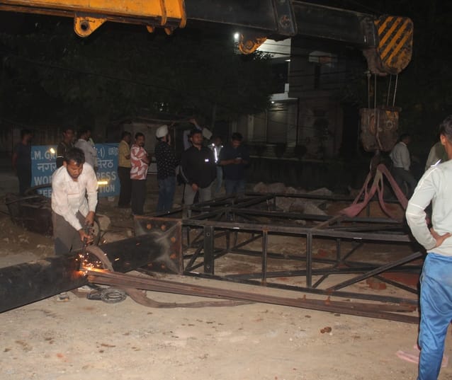 Traffic stalled due to collapse of culvert on Garh Road, business also affected