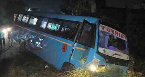 Bus lost control and landed in ditch, five people injured