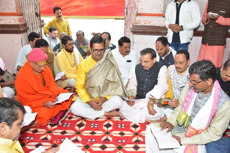 समारोह के दौरान वागर्चन विधि कराते सदस्य।