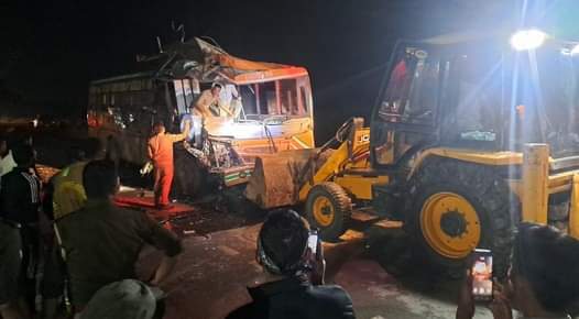 सिंधौली में दिल्ली-पलिया हाईवे पर छुटा पशु को बचाने में टकराई क्षतिग्रस्त बस सड़क से हटाती क्रे