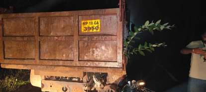 शहडोल-उमरिया मार्ग पर खड़ा ट्रक।