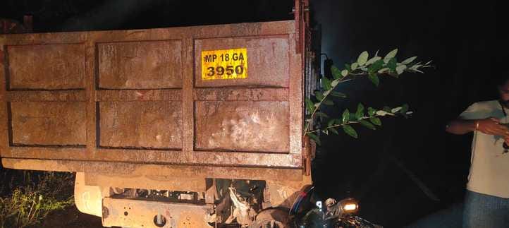 Umaria News: Bike collides with a parked truck, young man returning after selling milk dies
