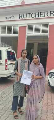 शाहजहांपुर के कलक्ट्रेट में ज्ञापन देने पहुंची कृष्णा देवी। स्रोत: जागरूक पाठक