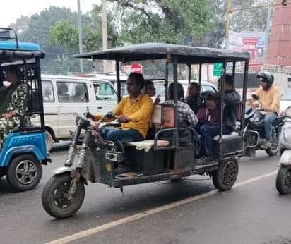शाहजहांपुर में जर्जर ई-रिक्शे में बच्चों को बैठाकर ले जाता चालक। संवाद