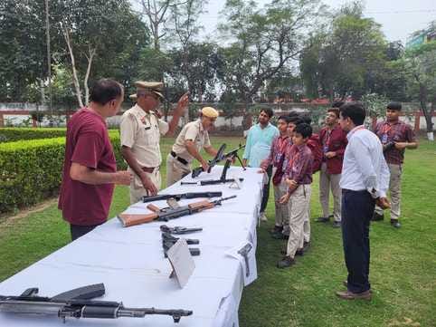 Children gathered information at the arms exhibition in the police line.