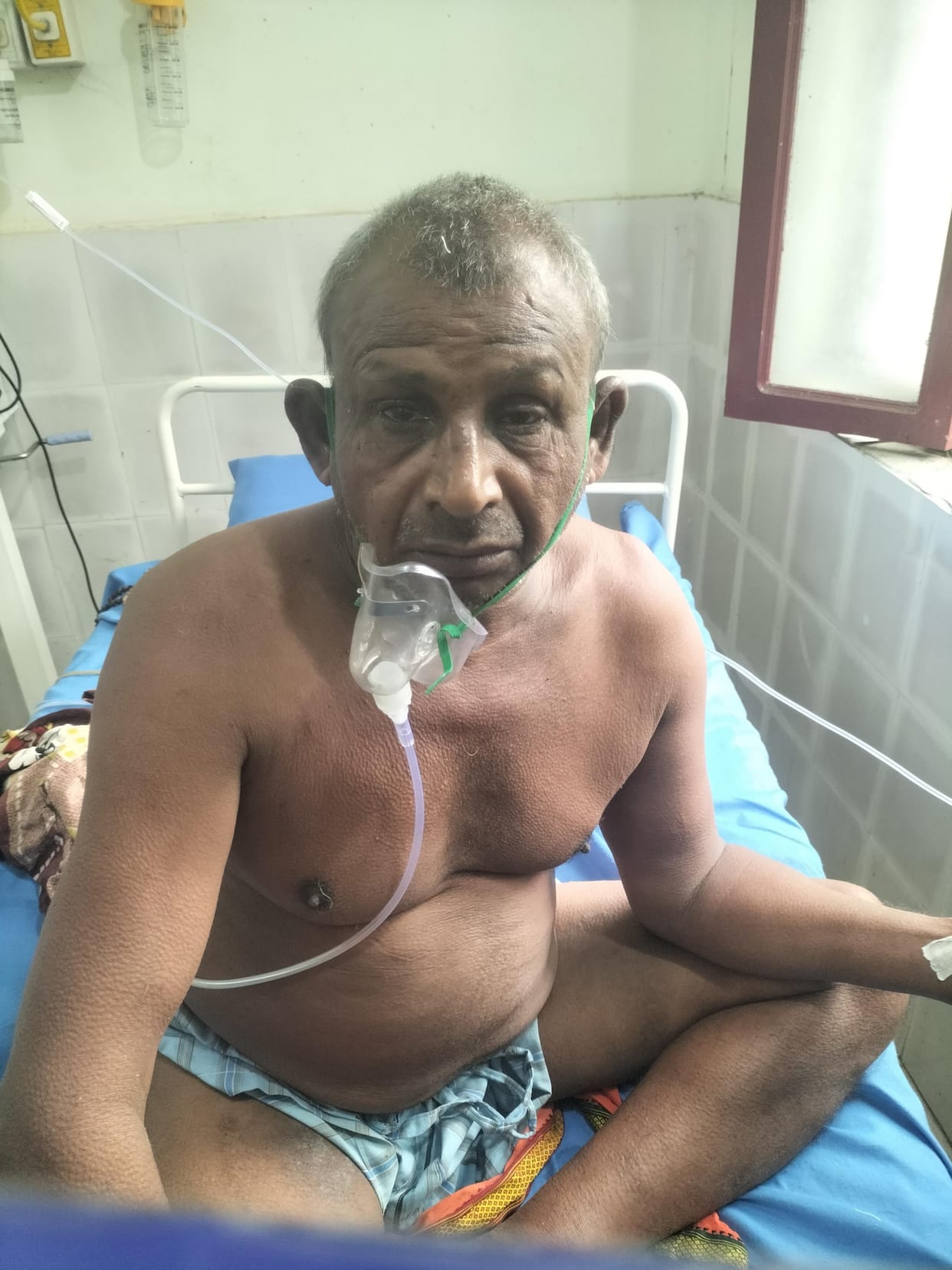 The monk was attacked by bees, his condition worsened.