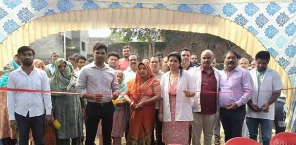 दौराला- पनवाड़ी में पशु चिकित्सा शिविर का शुभारंभ करतीं ग्राम प्रधान। स्रोत : स्वयं